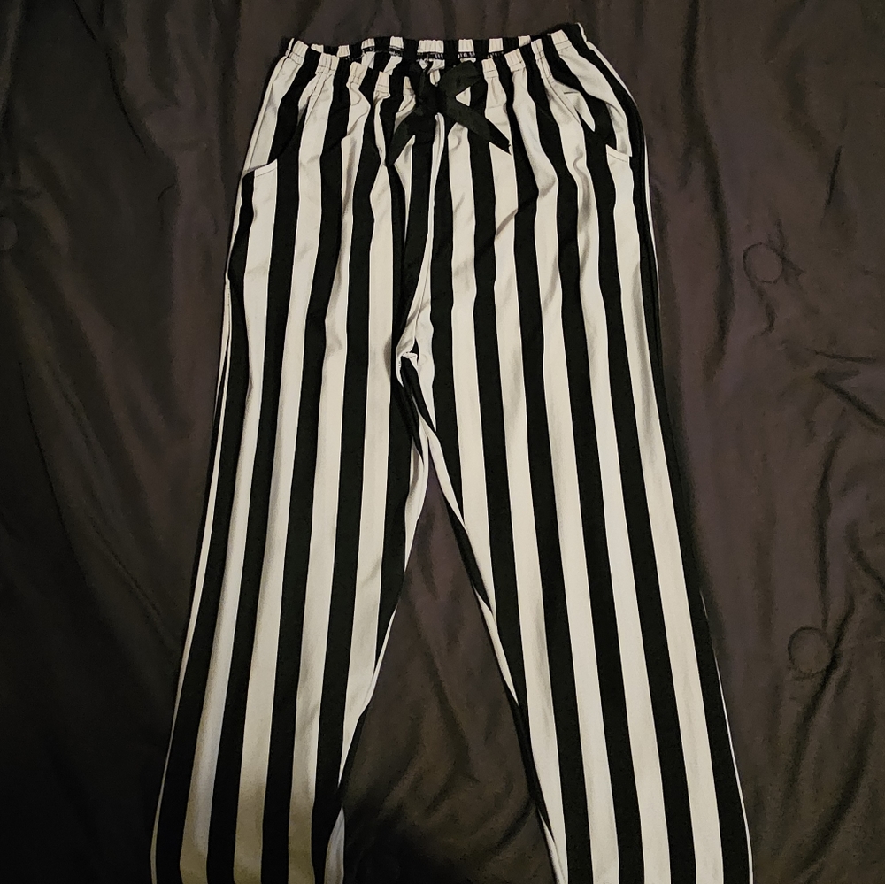 Vertical stripped pants with black bow